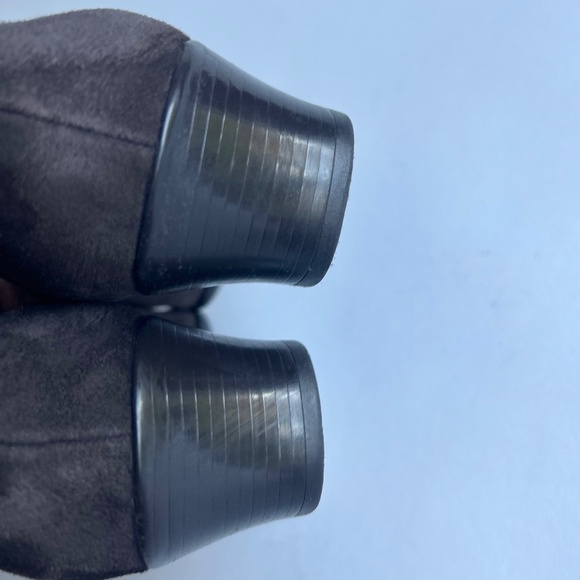 Munro American Brown Suede Genuine Leather Heels size 8, rubber outsole. - Picture 13 of 14